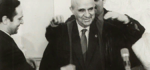 Василий Леонтьев во время вручения Нобелевской премии.