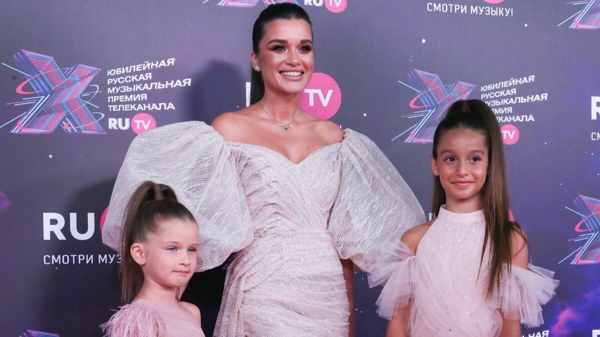    Ксюша Бородина с дочками Теоной и Марией / Фото: Сергей Карпухин / ТАСС