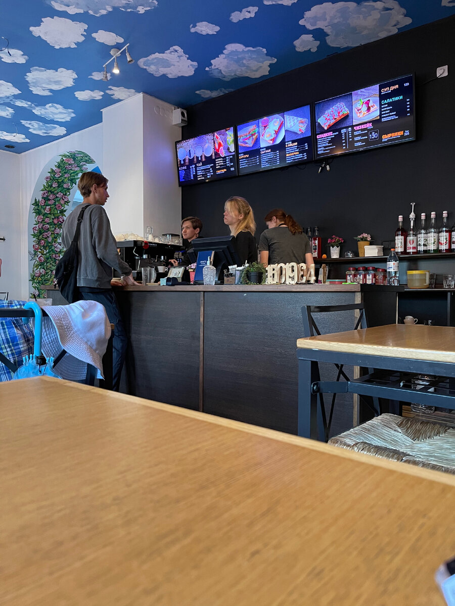 Главный зал. Заказ делаете у стойки, а еду вам приносит официант