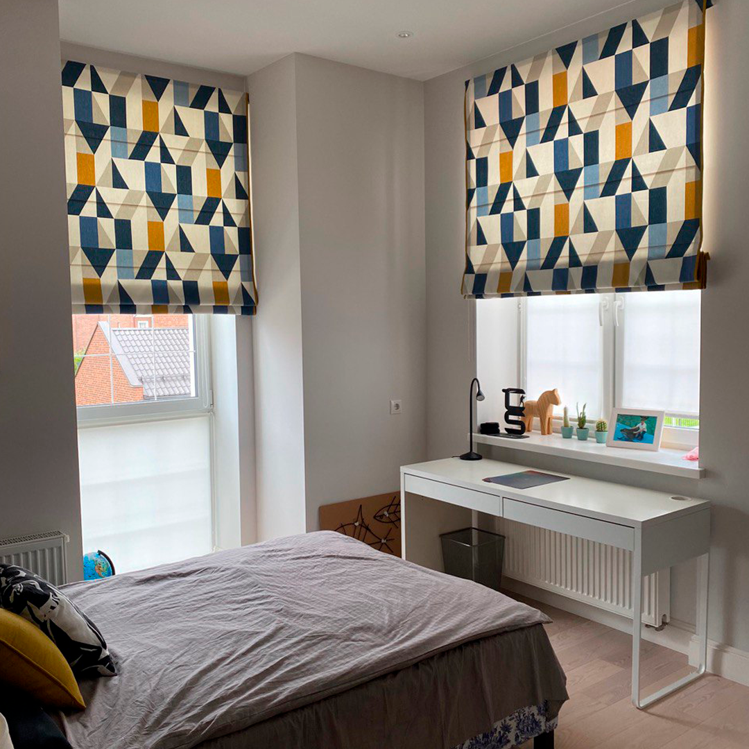 Римские шторы в спальне