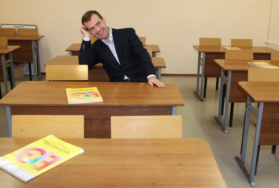     Дмитрий Медведев за партой, за которой он сидел в школе  Личная страница героя публикации в соцсети