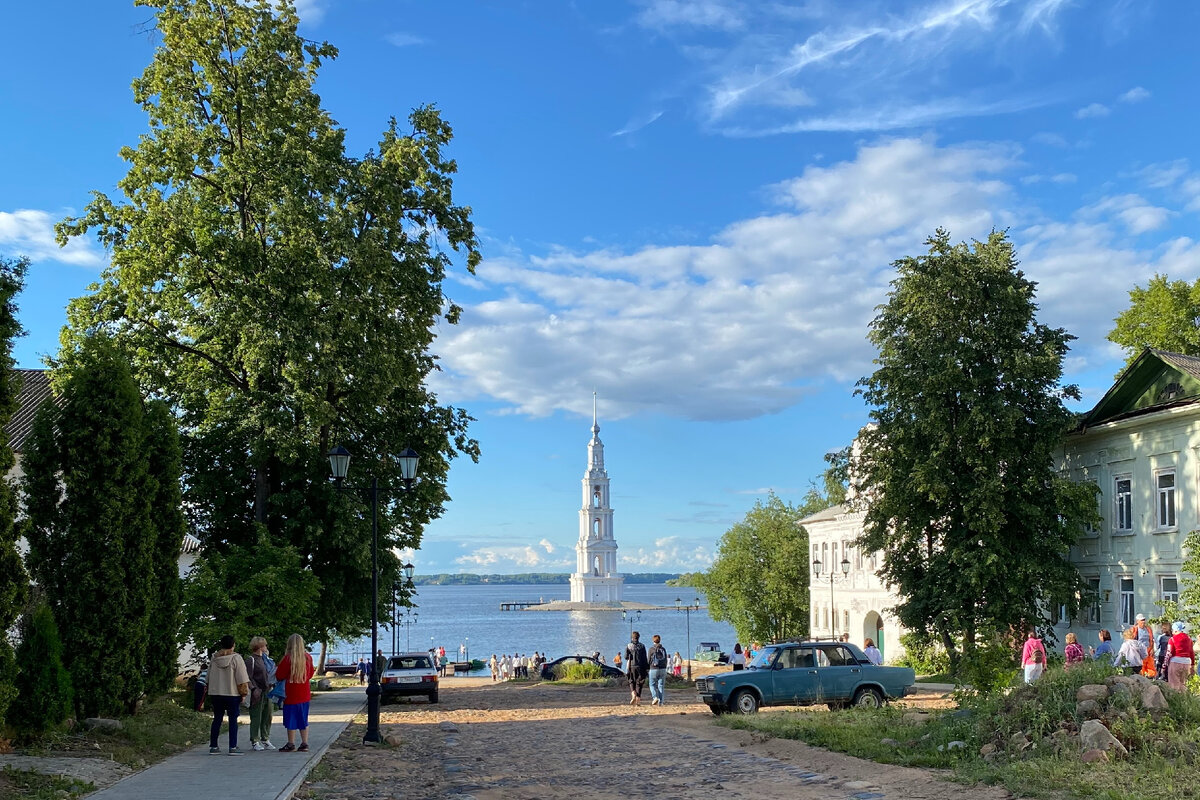 г. Калязин, по булыжной мостовой спускаемся к Волге (фото из открытых источников)