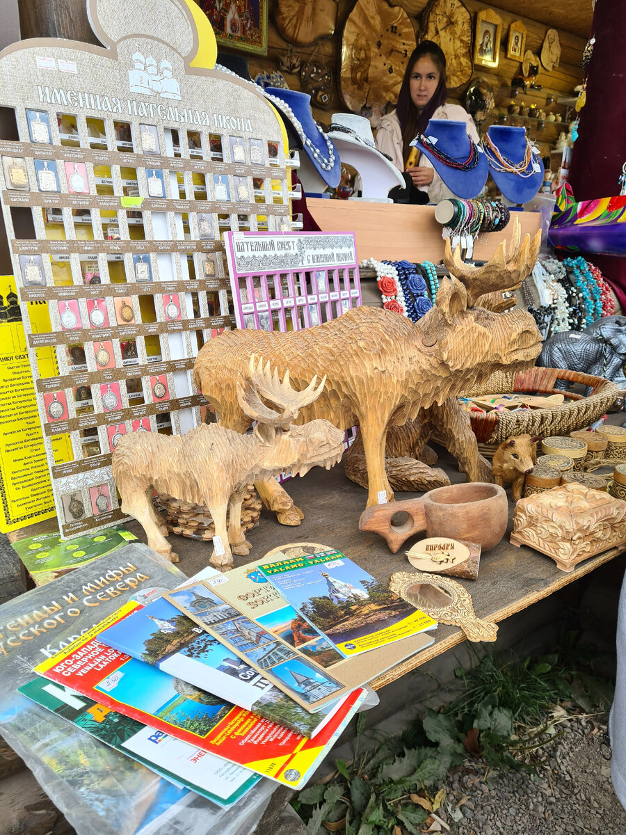 На рынках много изделий  из дерева, из камня, кожи. Цены здесь ниже чем в сувенирных магазинах