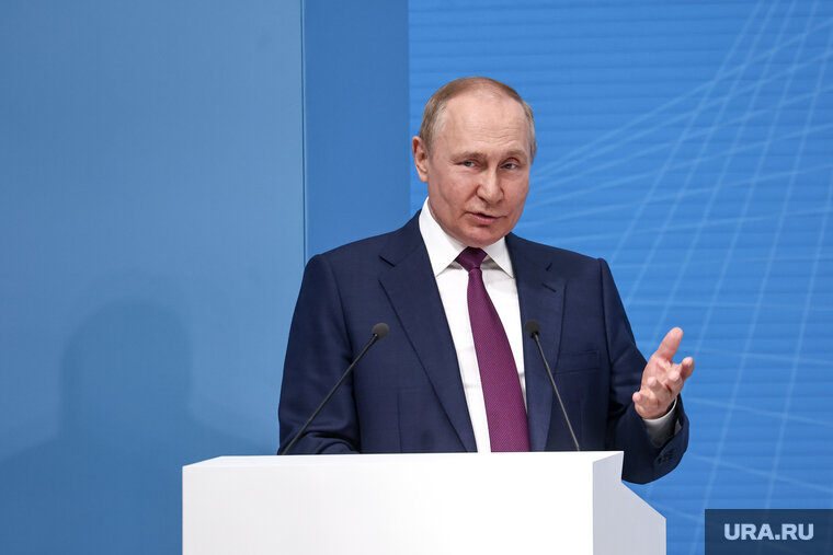    Президент РФ Владимир Путин предупредил чиновников о готовности ответить на новые санкции ЕС