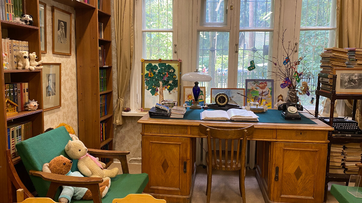 Внутри это и библиотека, и музей