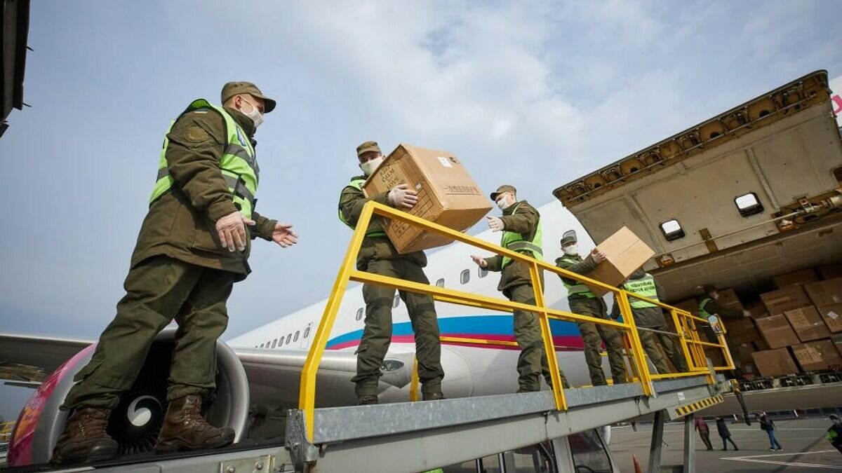    Разгрузка самолета со второй партией медицинского груза из Китая в киевском аэропорту "Борисполь" CC BY-SA 4.0 / Офис Президента Украины (cropped) /