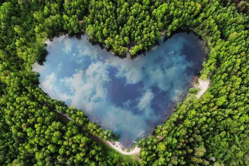Озеро Красное, источник фото - сайт https://clck.ru/32JKF7