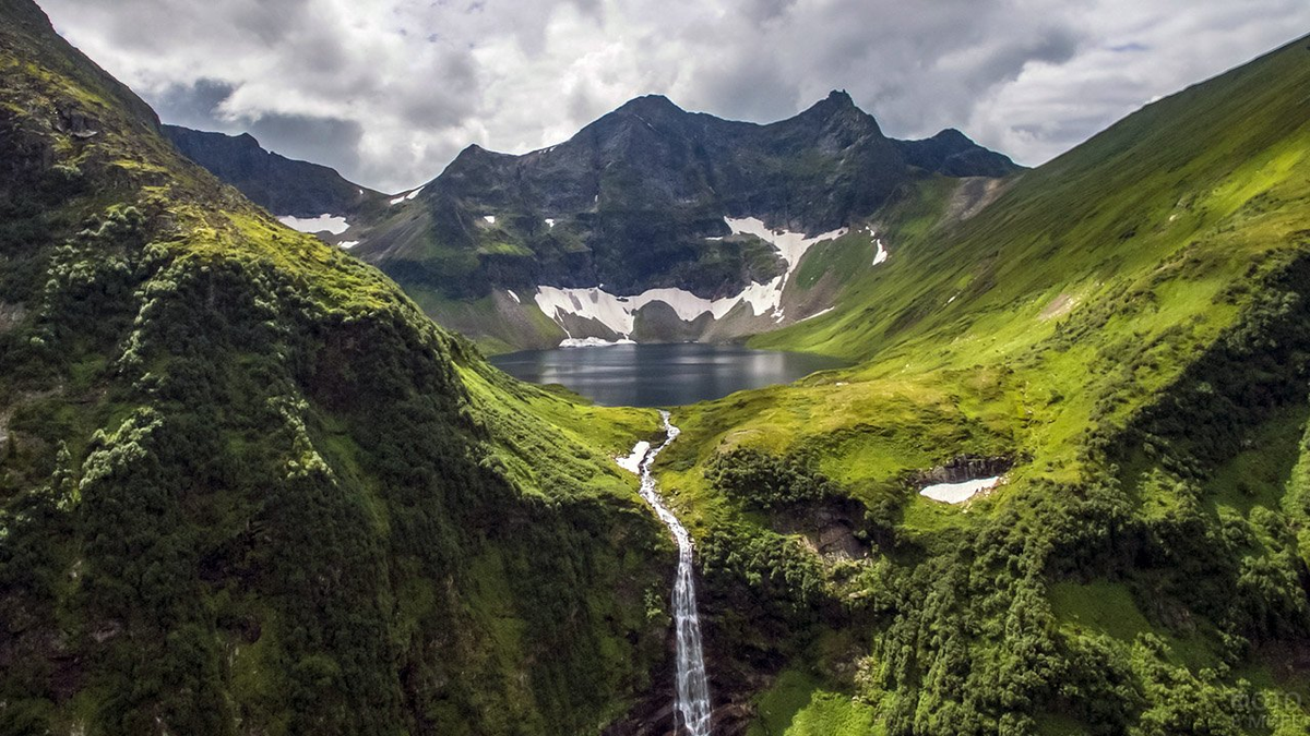 Кинзелюкский водопад и озеро Кинзелюк в Саянах. Источник фото: https://fotovmire.ru/