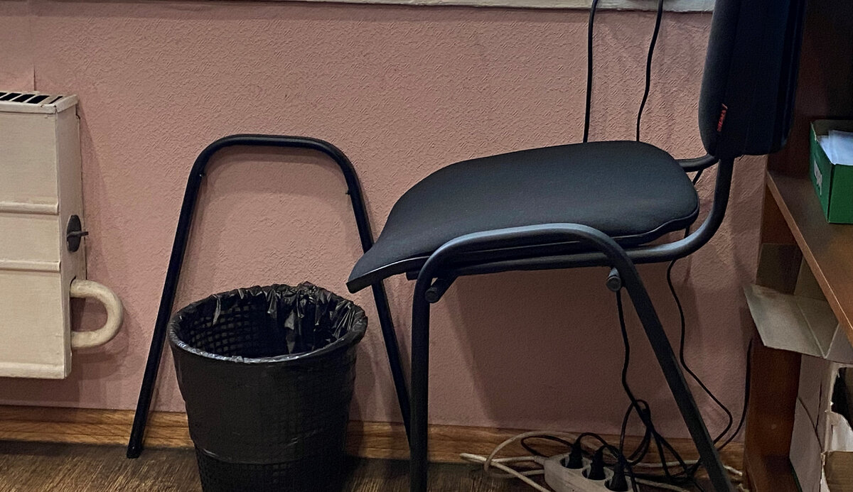 Тот самый стул в кабинете № 313 Отдельного батальона ДПС ГИБДД УВД Западного округа по г. Москве. Фото автора.