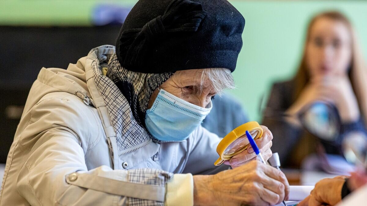    Женщина регистрируется на избирательном участке №915 во Владивостоке для участия в голосовании на выборах депутатов городской Думы© РИА Новости / Елена Копылова