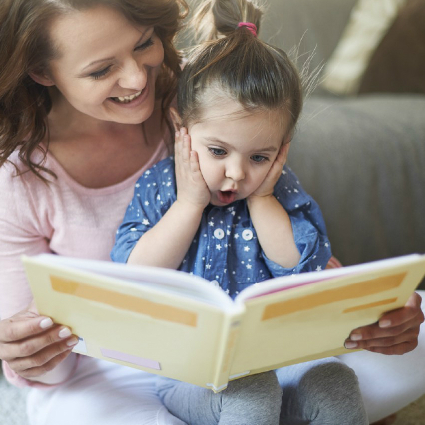 Читающая мама сценарий. Книги для детей. Чтение для детей. Ребенок читает книгу. Чтение сказок.