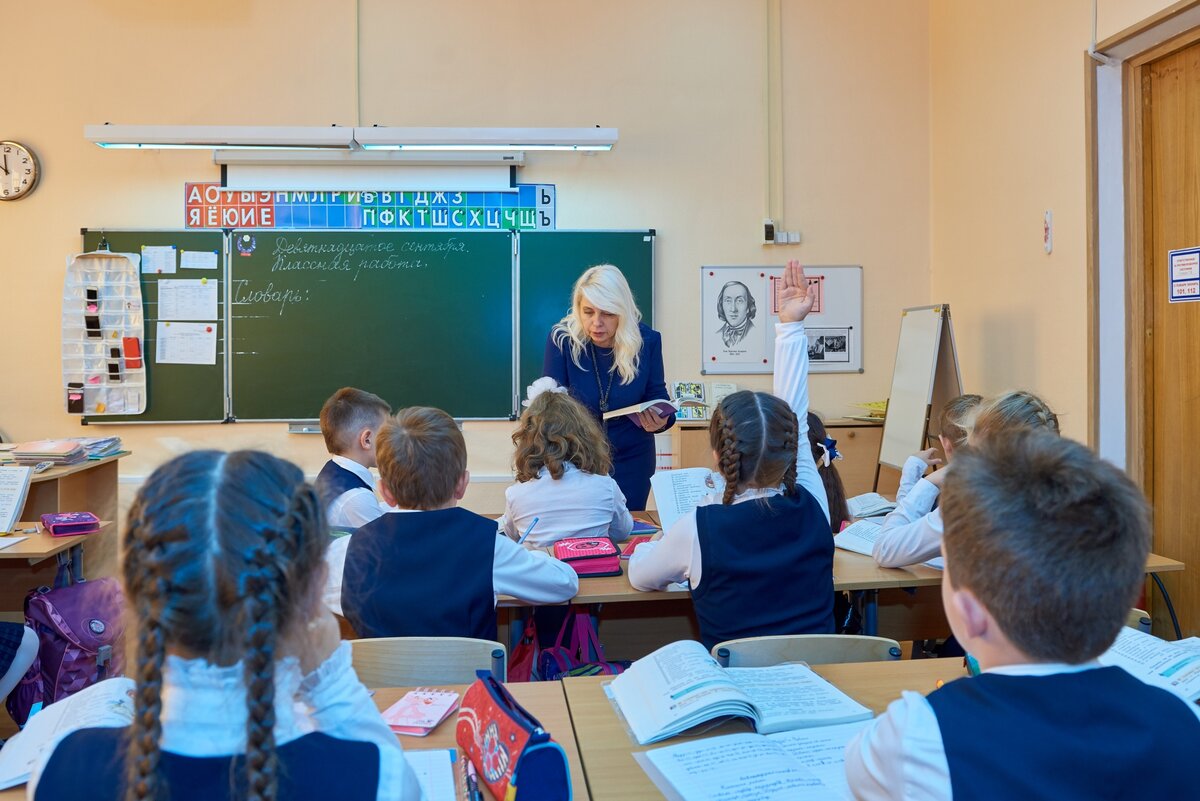 Опомнились, что в школьных учебниках продвигают фонд Рокфеллера и уничижительно говорят о России. Фото с официального сайта Министерства просвещения РФ. 