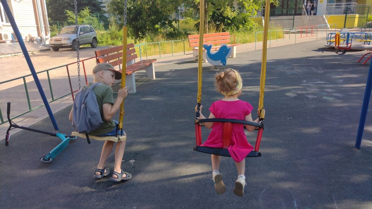 На прогулке с многодетной семьей