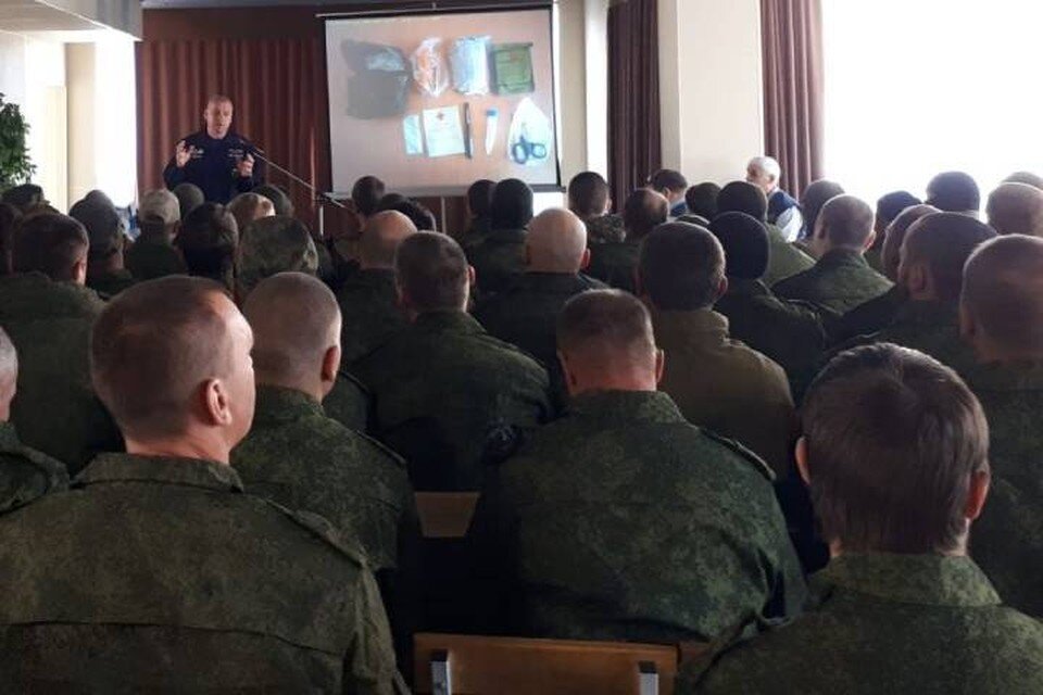     Областные спасатели проводят уроки оказания первой помощи для мобилизованных. Фото: пресс-служба областного правительства