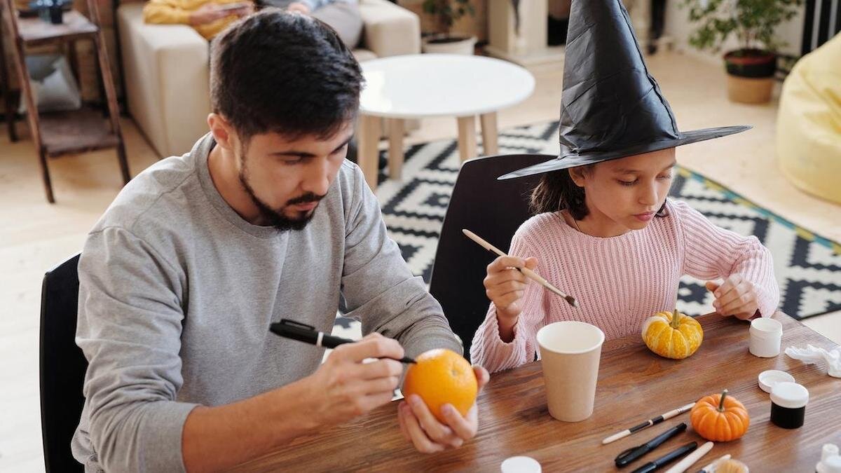    Мужчина и девочка создают поделки на Хэллоуин:Pexels