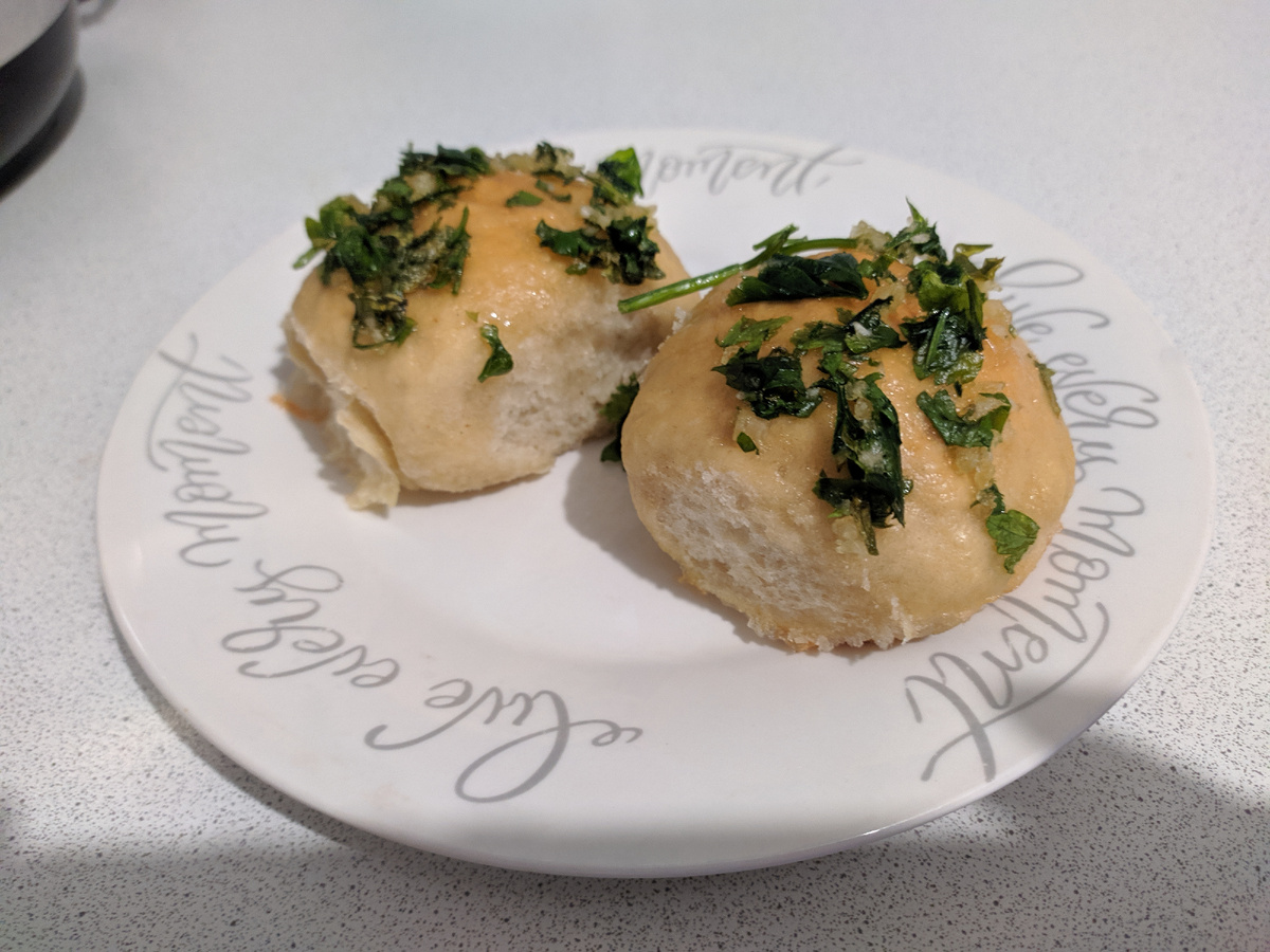 В моём случае булочки были приготовлены заранее и посыпаны петрушкой с чесноком