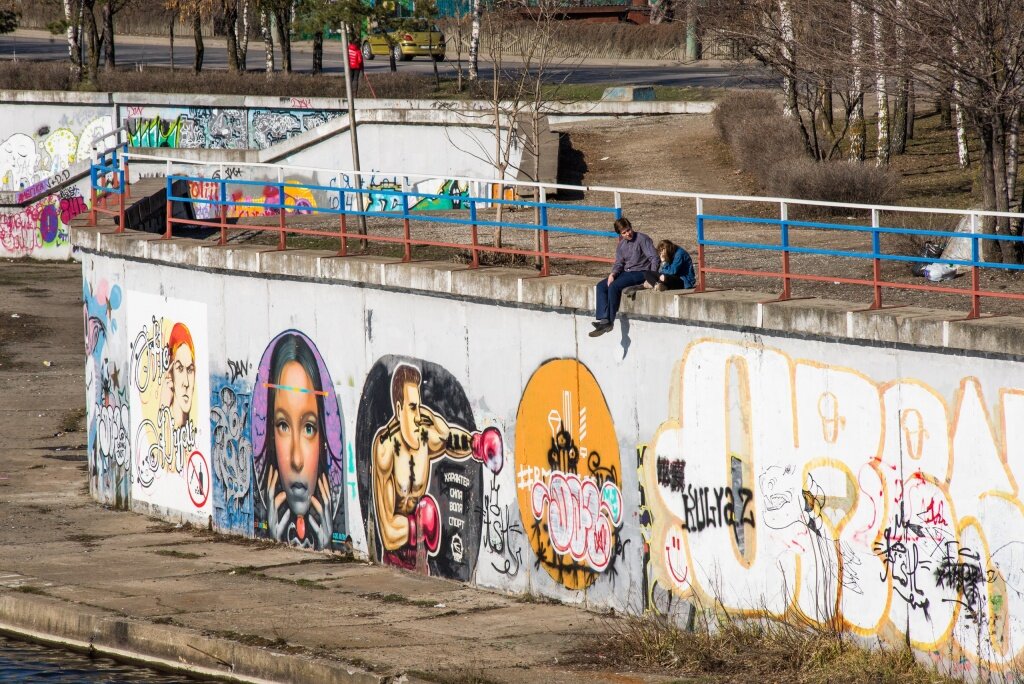 Месте ли. Граффити. Граффити в России. Уличные художники 2000 год Россия. Стена арт.