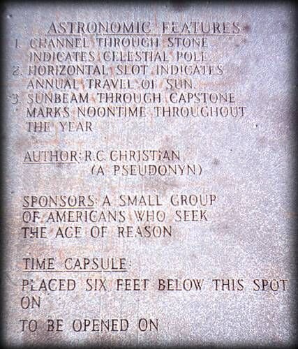 Каменная табличка в основании Скрижалей Джорджии.