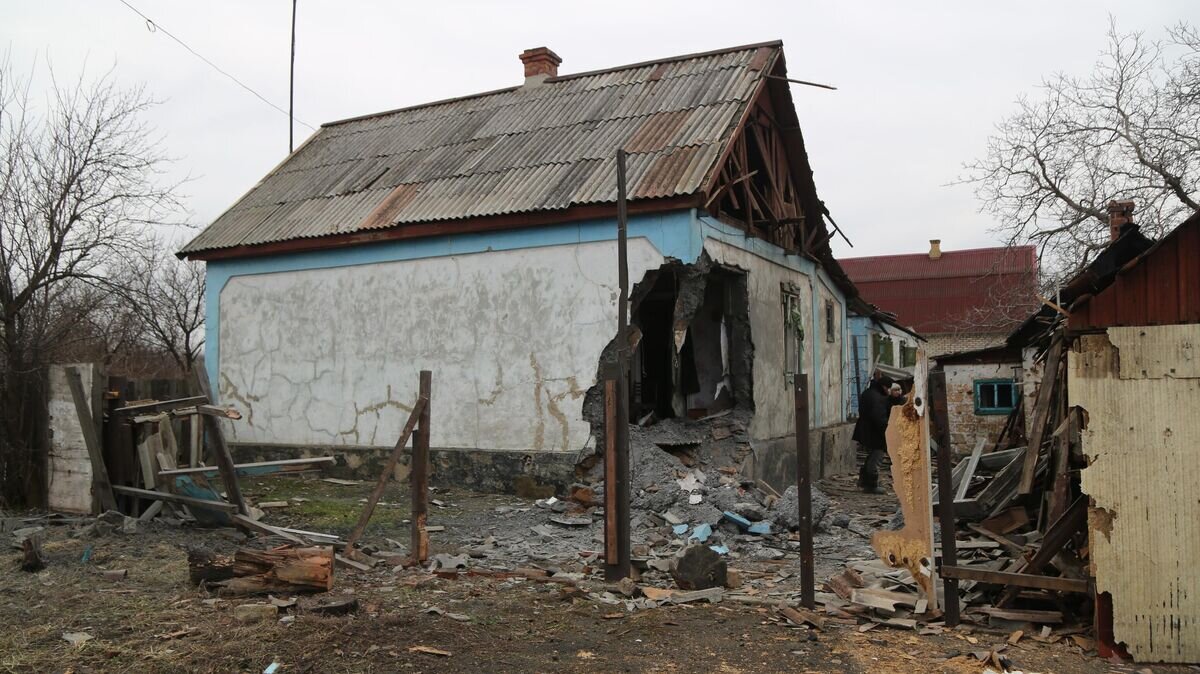    Дом поврежденный в результате обстрела ВСУ поселка Зайцево в Горловке© РИА Новости / Сергей Аверин