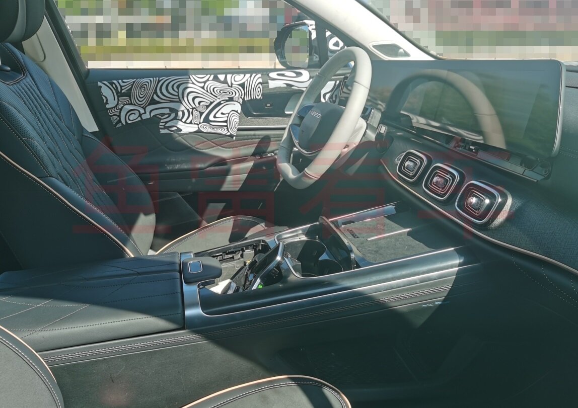 На фото из соцсети: салон тестового кроссовера Chery Tiggo 9