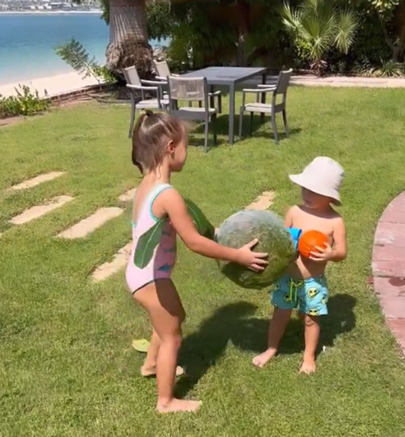    Оксана Самойлова запечатлела детей в ДубаеСоцсети Оксаны Самойловой