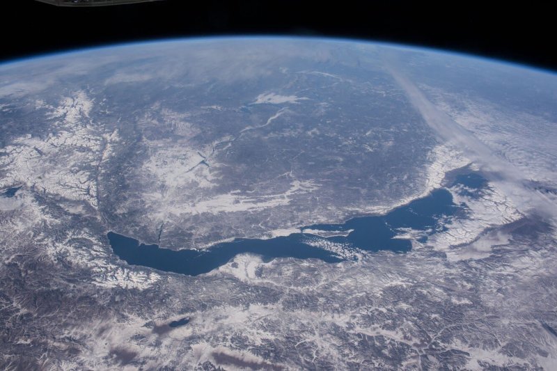 Байкал - всемирное природное наследие Озеро Байкал - водоем тектонического происхождения, имеющий необычную форму лунного серпа и находящийся в Восточной Сибири.