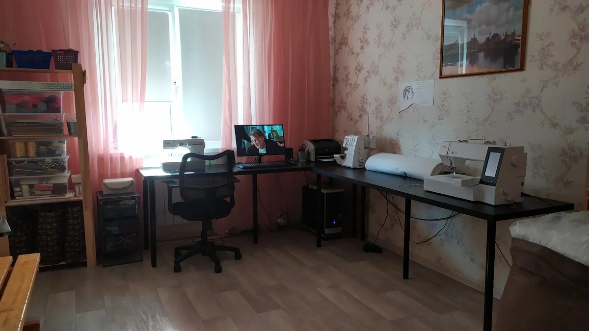 Комната розоватенькая, потому что дочь делала дизайн под себя).