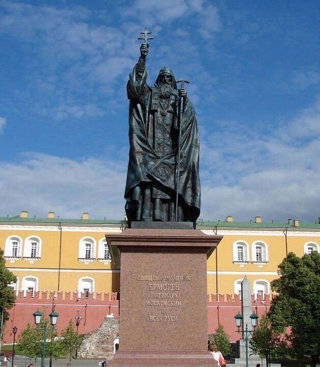 Начнется наше путешествие с Александровского сада. Здесь возвышается бронзовая скульптура второго патриарха Московского и всея Руси – священномученика Гермогена. Памятник был открыт напротив стен Кремля 25 мая 2013 года по инициативе Русской Православной Церкви.