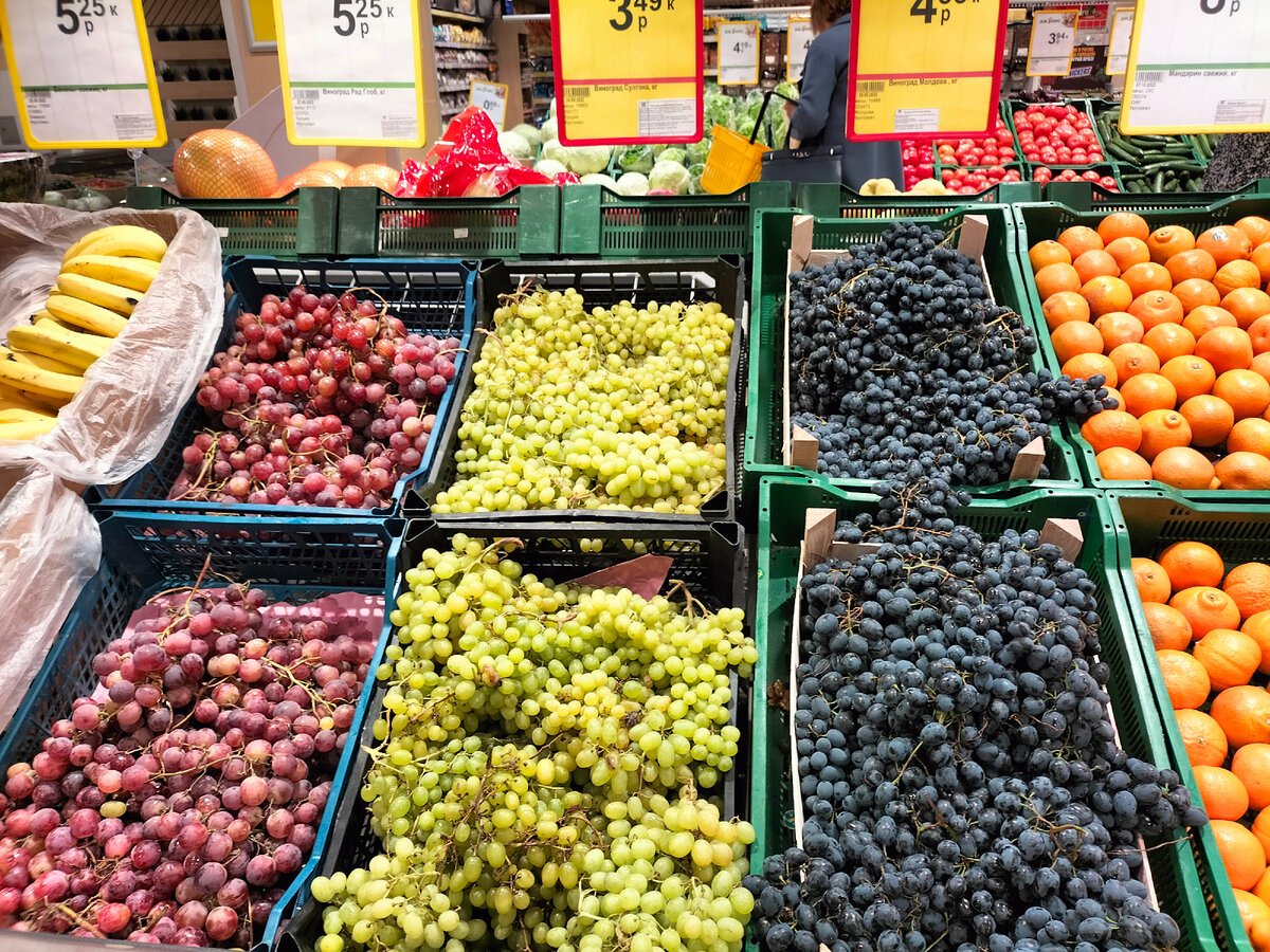 Виноград от 98 до 150 рублей. Кстати хорошего качества, чистый, не подавленный.