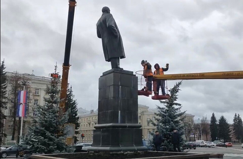     Памятник Ленину в Сарове демонтировали из-за сильного ветра. ФОТО: страница Алексея Сафонова.
