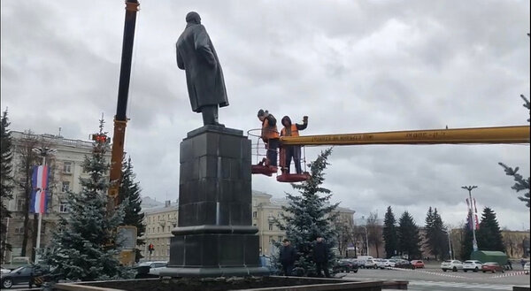 В Сарове демонтировали памятник Владимиру Ленину, который "угрожал" жителям. Фото © VK / Алексей Сафонов