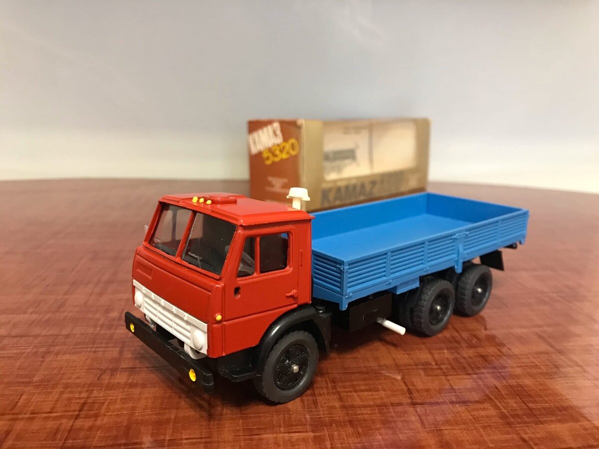 Называю "дедом", так как самый старый. Попал он ко мне с оторванным ухом (без зеркала) и помазанный советской мазью (клеем), но ничего ухо пришили, мазь сняли без последствий. 