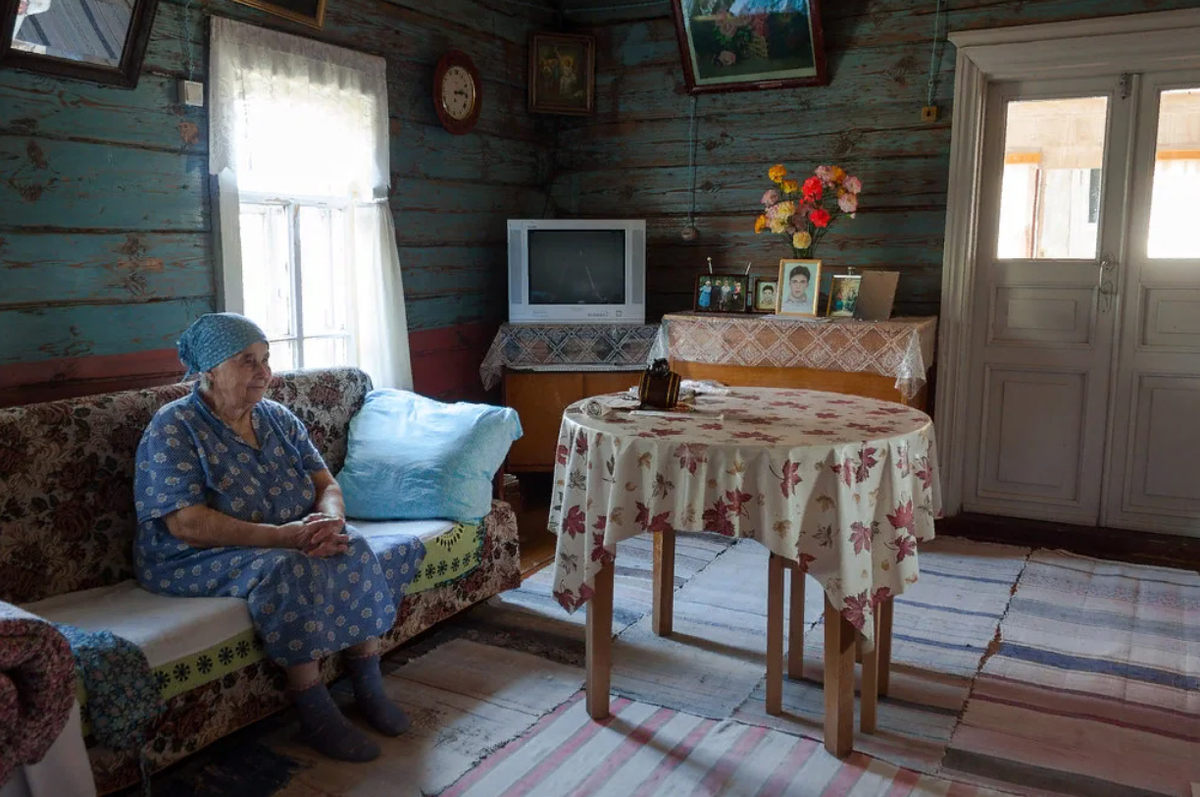 Бабушка можно к тебе приехать пожить 23. Бабушка в деревенском доме. Комната в деревне у бабушки. Дом бабушки. Домик в деревне бабушка.