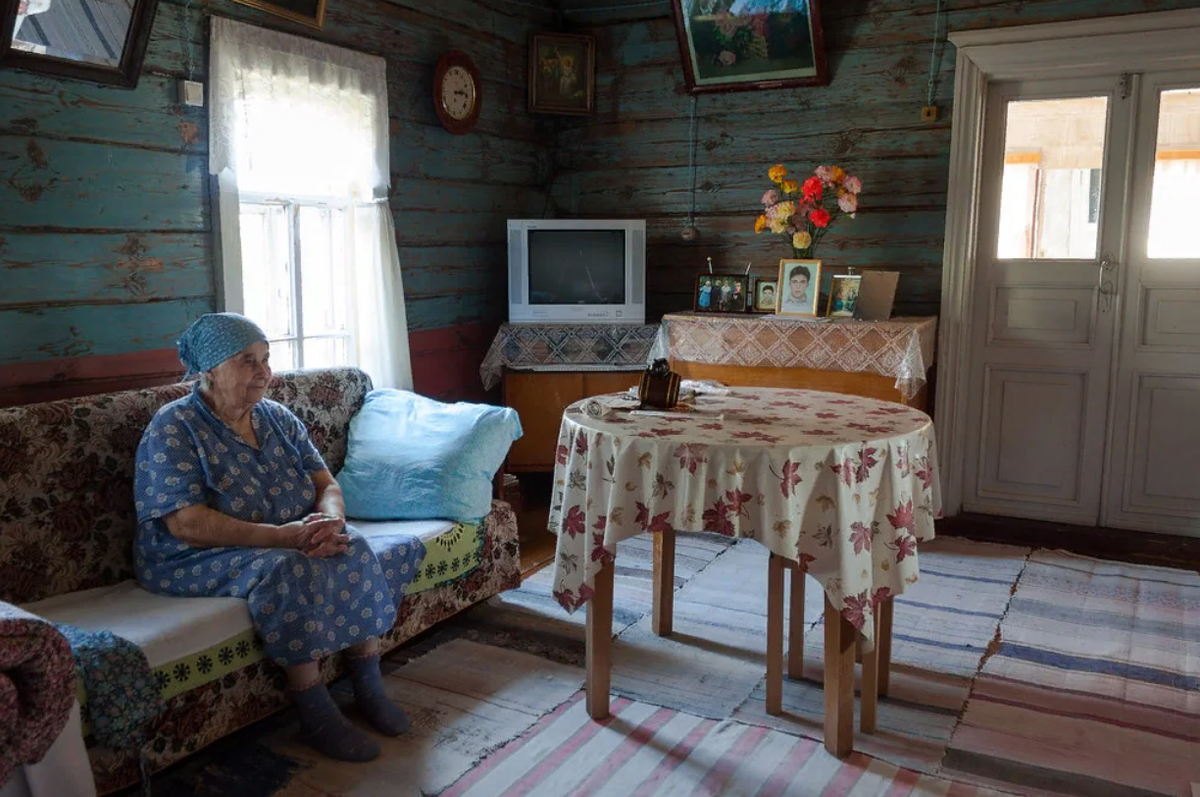 Приехать к бабушке пожить рассказ. Бабушка в деревенском доме. Комната в деревне у бабушки. Дом бабушки. Домик в деревне бабушка.