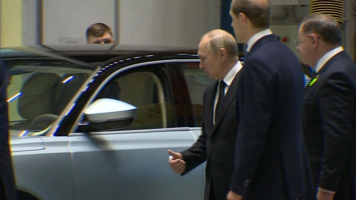    Путин на Обуховском заводе осматривает образец электромобиля E-NEVA© РИА Новости