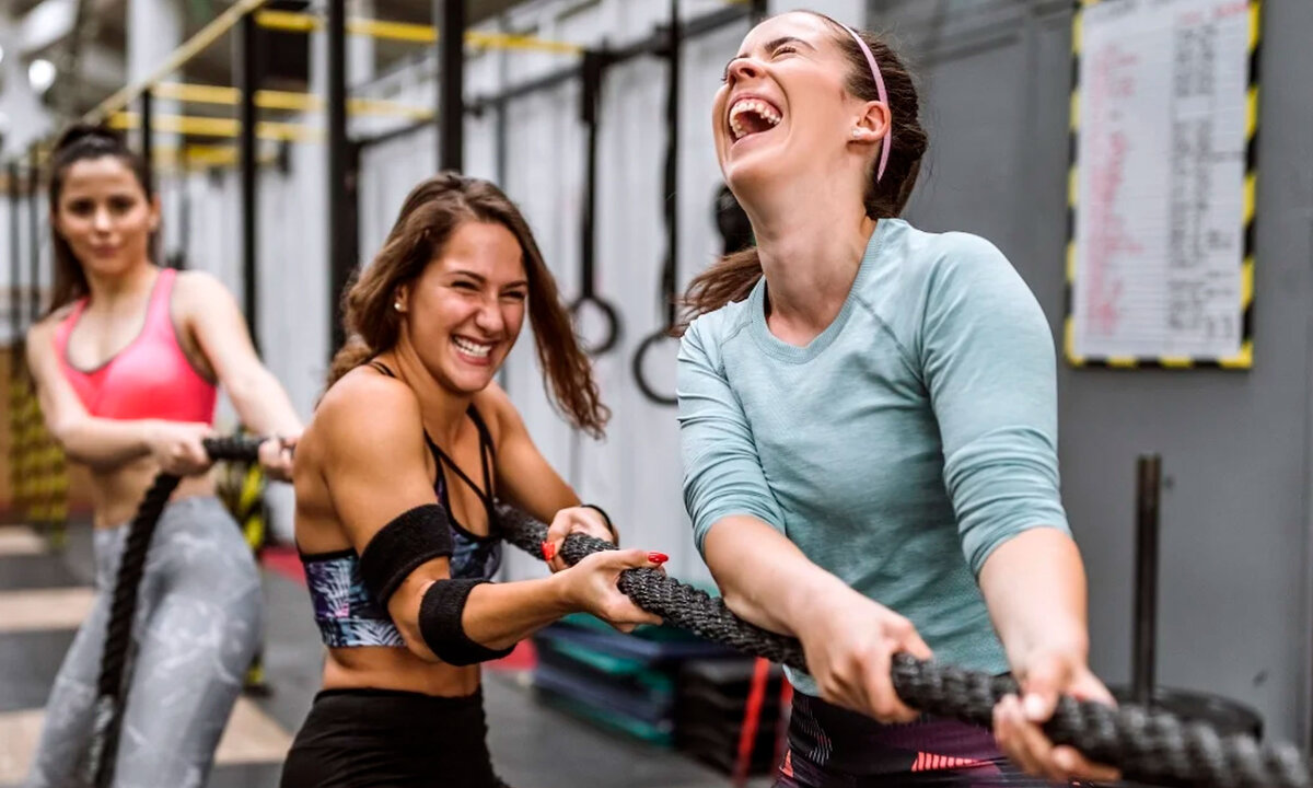 Тренировки женщинам 45. Женский тренинг. Девушка делает подход. Девушка тренинг юбка. Тренированные женщины возрастные.