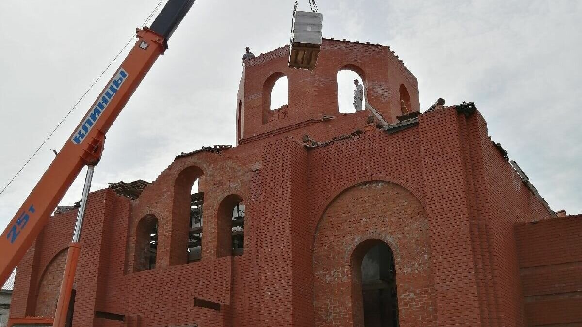     В Удмуртии в селе Селты рабочие восстанавливают Храм святых равноапостольных Константина и Елены.
