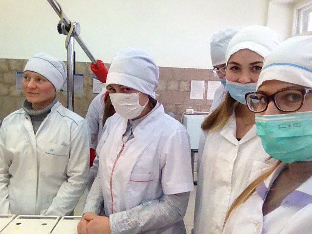 Арина крайняя слева