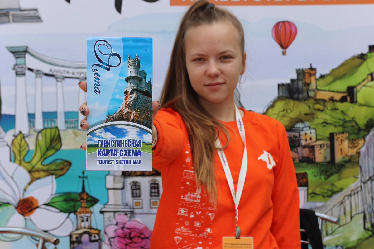 Сотрудница Туристско-информационного центра Республики Крым // Туристический портал Республики Крым, Алексей Цесельский