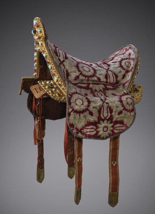 Седло. Иран, 1590. Длина общая: 47 см; высота передней луки: 31 см; высота задней луки: 23 см.. Подарено шахом Аббасом I царю Федору Ивановичу в 1590 г.