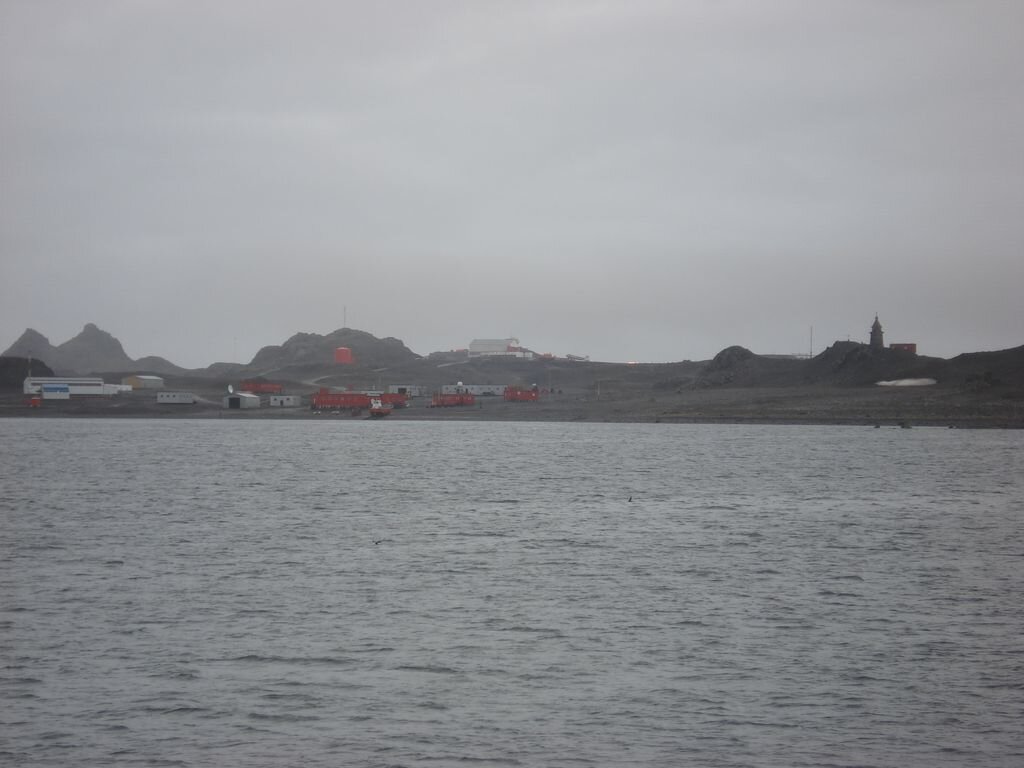    «В торжественной обстановке в 14:00 [22 февраля 1968 года] на флагштоке поднялся флаг СССР. С новой радиостанции была передана первая сводка погоды. Станция «Беллинсгаузен» вступила в строй», — написал в своём дневнике об открытии станции советский океанолог и полярник Алексей Трёшников / Wikimedia Commons / CC BY-SA 3.0