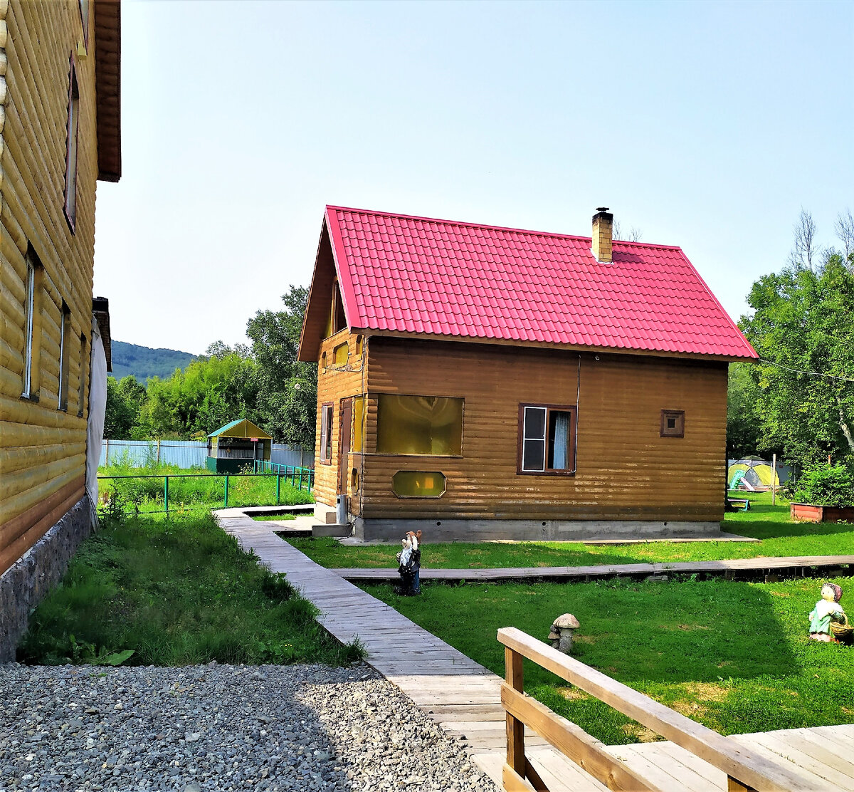 Фото из личного архива. Это русская баня, а дальше беседка, где должна собраться моя группа.