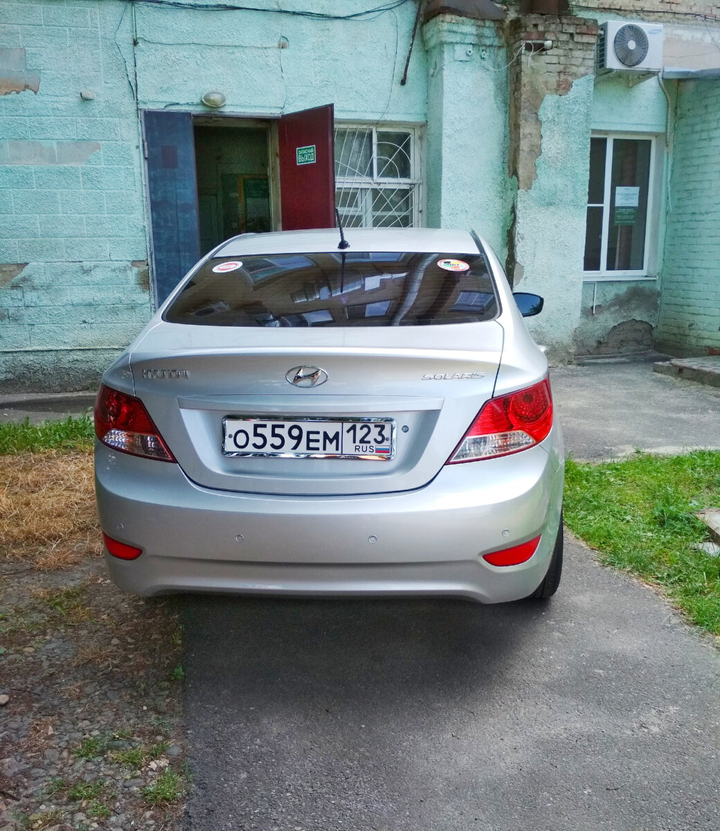 Прямо по курсу – запасной пожарный выход для студентов и сотрудников университета, который оказался заблокирован. Справа – вход в издательство