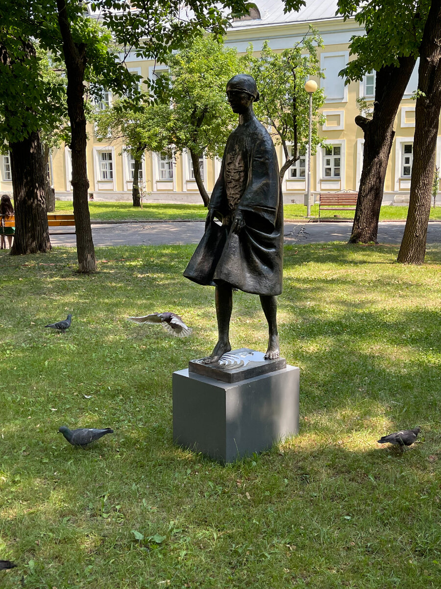 Михаил Дронов. Бегущая по волнам. 2006. Бронза. 166x47x59  Courtesy of the East Meets West Gallery