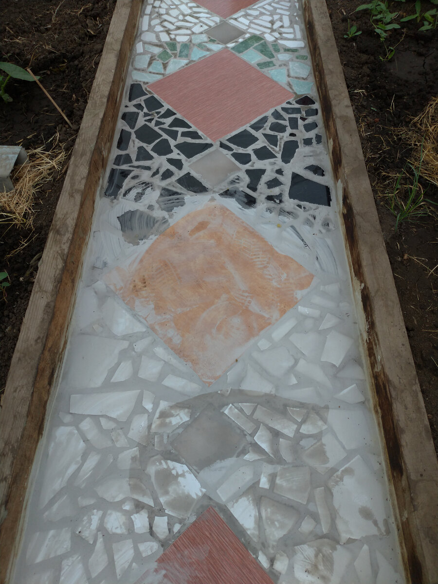 Дальняя часть дорожки отмыта. Выглядела перед мытьем так как вблизи.