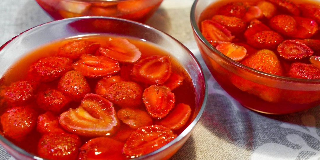 Каждое лето готовлю желе из клубники "для ленивых": трачу 10 минут своего времени, а остальное делает холодильник.