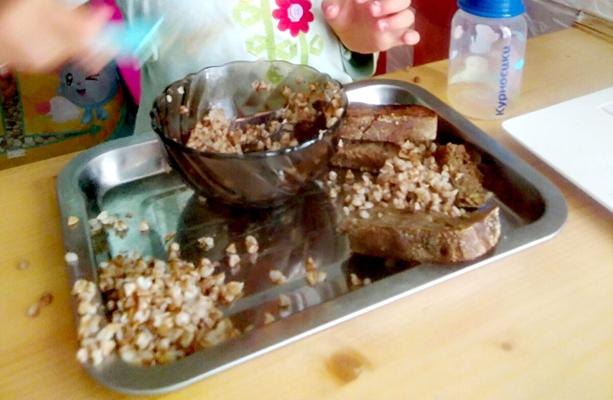 Так появляется еда на выброс. Дочь часто с ней играет, а не ест 🙃