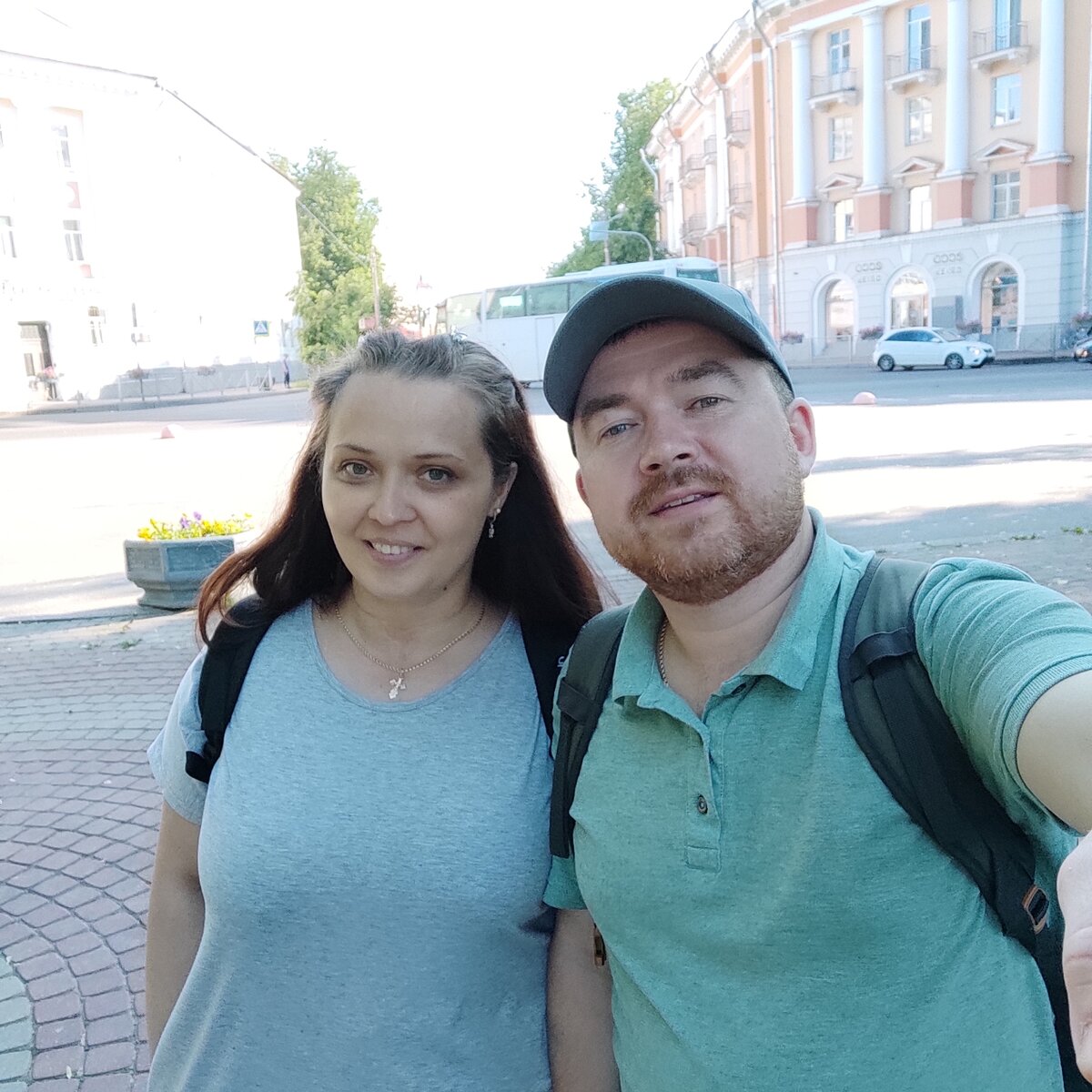 Мой муж и я гуляем в Великом Новгороде