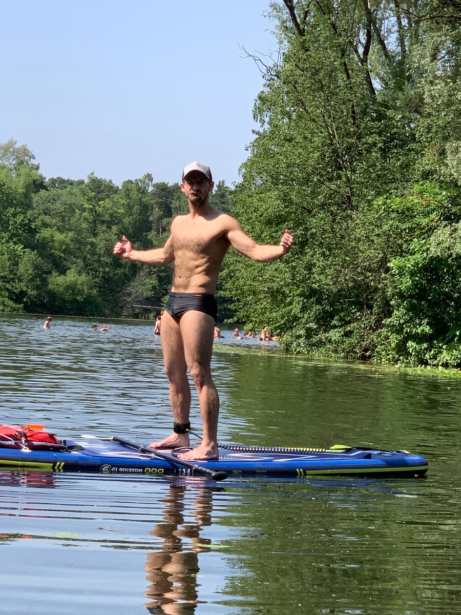 Тренироваться возле воды - одно удовольствие! Можно делать это прямо на сапборде.