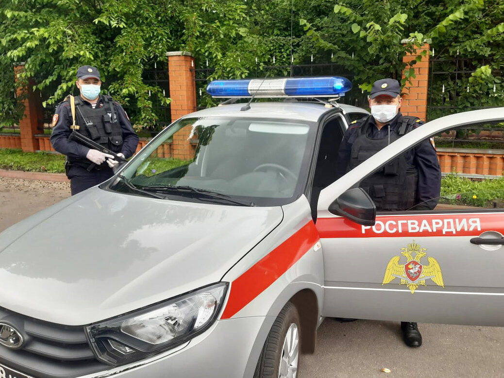 В поселке Глушково Курской области сотрудники вневедомственной охраны Росгвардии пришли на помощь девятилетнему мальчику, который с наступлением темноты не смог найти обратную дорогу и заблудился. ✅Находясь на маршруте патрулирования, росгвардейцы получили сообщение, что школьник вовремя не вернулся домой с прогулки, из-за чего его родители сразу же обратились за помощью в правоохранительные органы.
Ориентировка на несовершеннолетнего была передана всем нарядам Росгвардии и полиции.
✅Вскоре сотрудники вневедомственной охраны обнаружили пропавшего ребенка в одном километре от дома. Мальчик был напуган и дезориентирован. Он рассказал правоохранителям, что с наступлением темноты не смог найти обратную дорогу и заблудился.
Росгвардейцы успокоили ребенка и отвезли к взволнованным родителям.